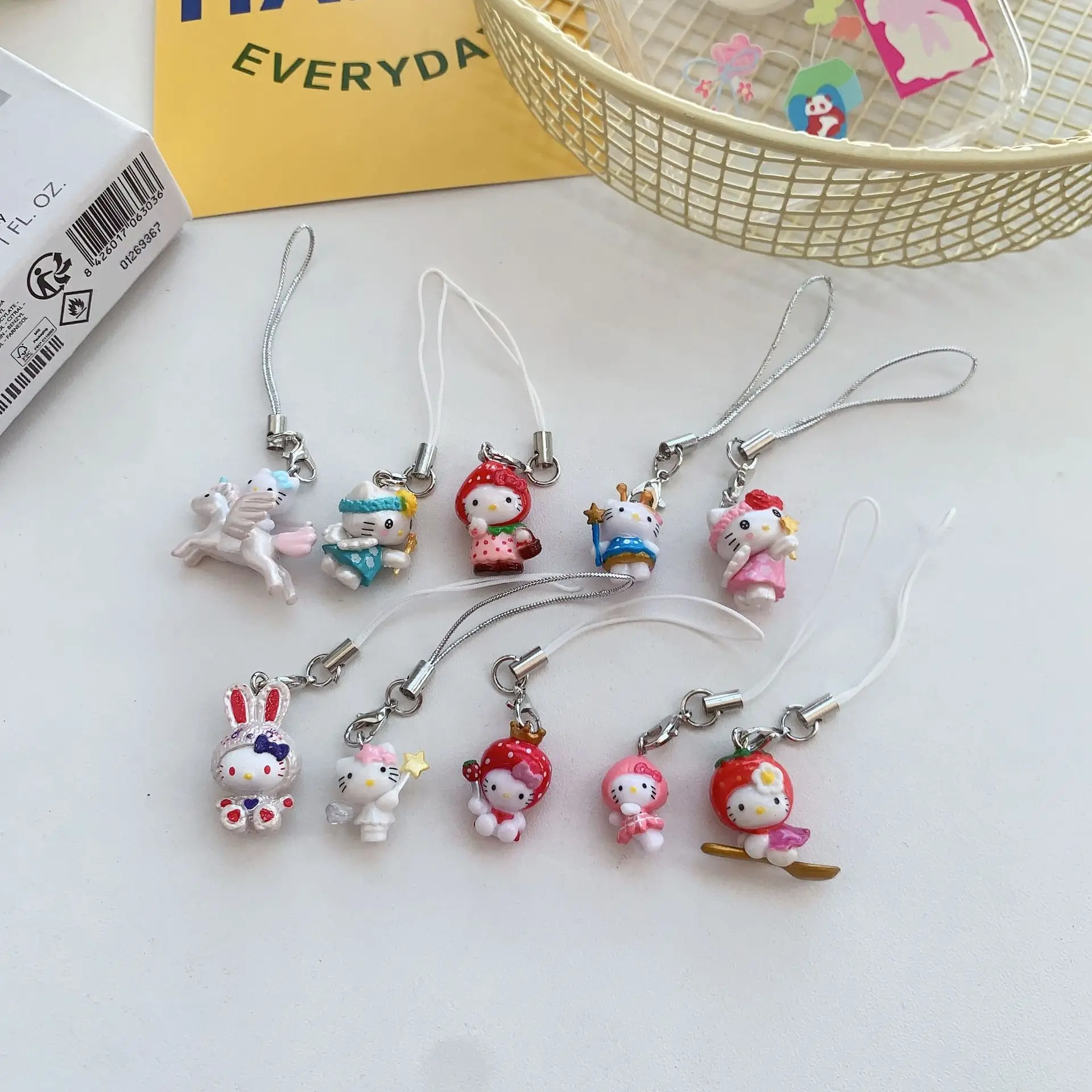 พวงกุญแจพวงกุญแจห้อยกระเป๋า DIY น่ารักสำหรับตกแต่งของขวัญวันเกิดเพื่อนอุปกรณ์ประดับโทรศัพท์มือถือรูปสตอเบอร์รี่น่ารักตลก