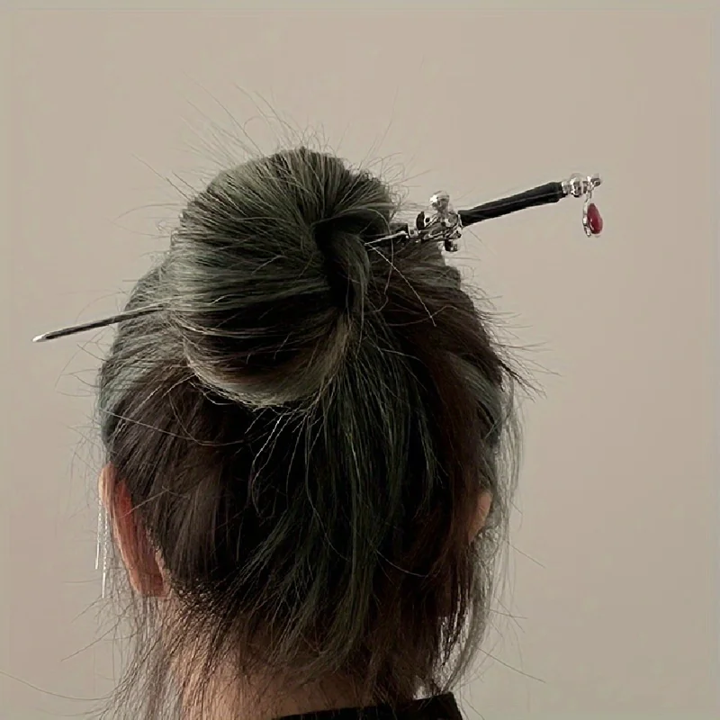 Una antica forcina cinese con nappe a forma di spada: perfetta per cosplay e aggiornamenti di Hanfu: una forcina classica per un look elegante
