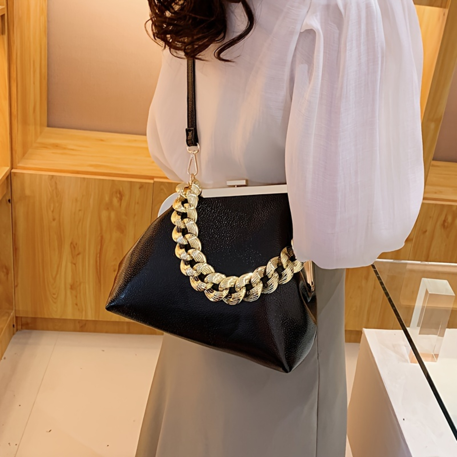 กระเป๋าสะพายแฟชั่น, กระเป๋าสะพายข้างโซ่หนัง PU