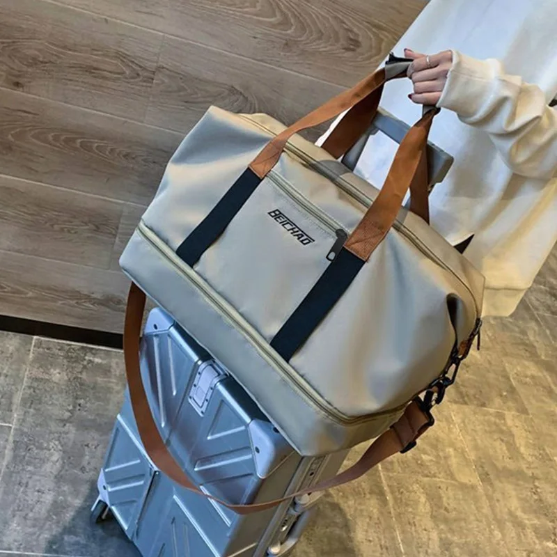 Lo zaino in colore neutro è appositamente progettato per uomini e donne e è adatto come borsa da viaggio e alloggio