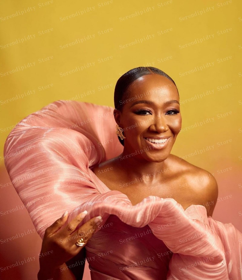 Minivestido elegante rosa franzido com mangas assimétricas, perfeito para festas noturnas e ocasiões especiais, elegante e confortável