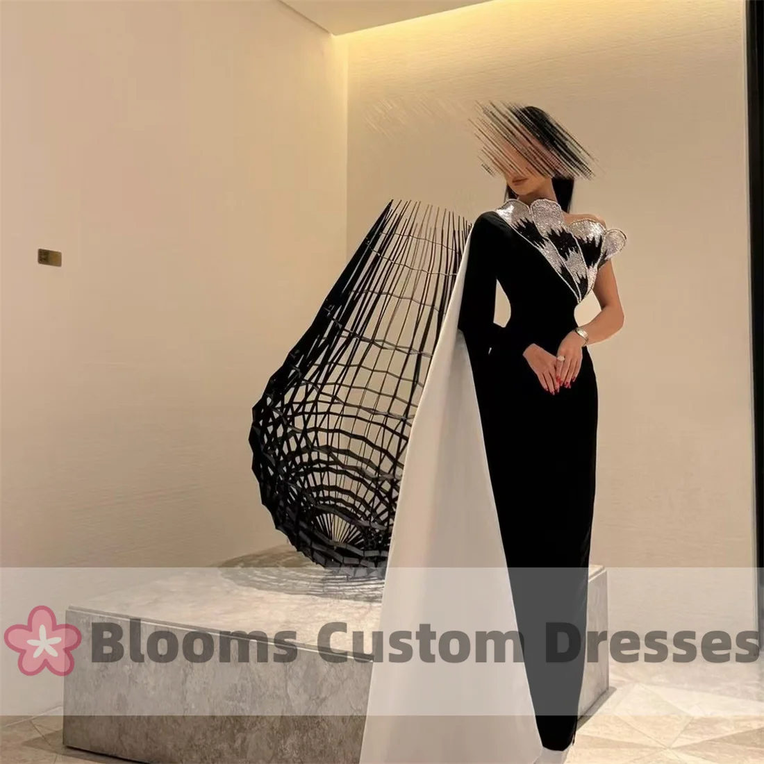Blooms ที่กําหนดเองไหล่เดียวสีดํา Crepe เงาลูกปัดชุดราตรีสําหรับโอกาสพิเศษแขนยาวชุดราตรีชุดราตรี