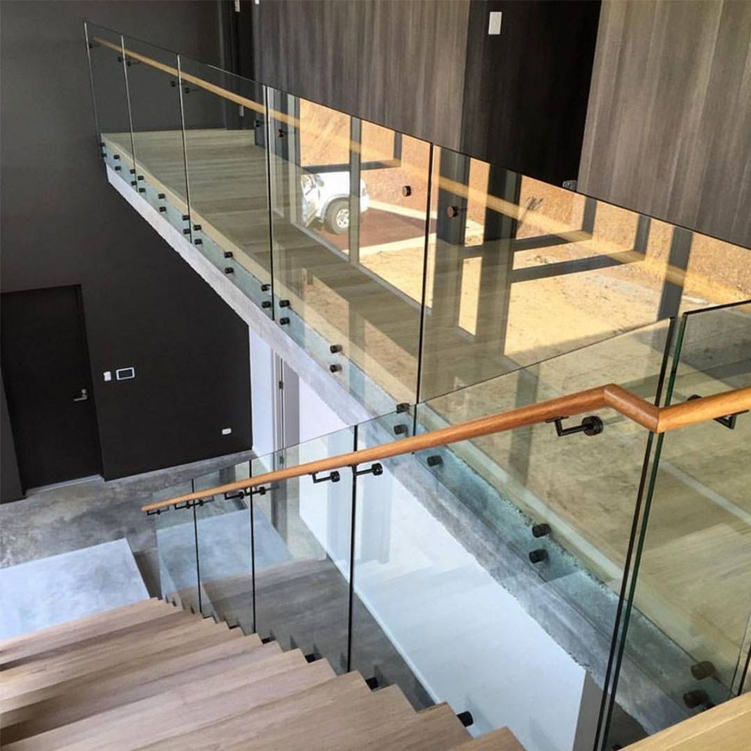 Balaustra moderna del corrimano dell'acciaio inossidabile con le ringhiere di legno per le scale