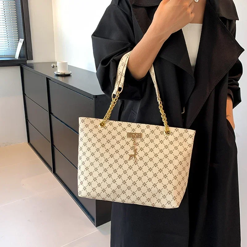 1 borsa da donna tote in pelle PU con texture borsa alla moda di grande capacità con borsa a tracolla con accessori pendenti