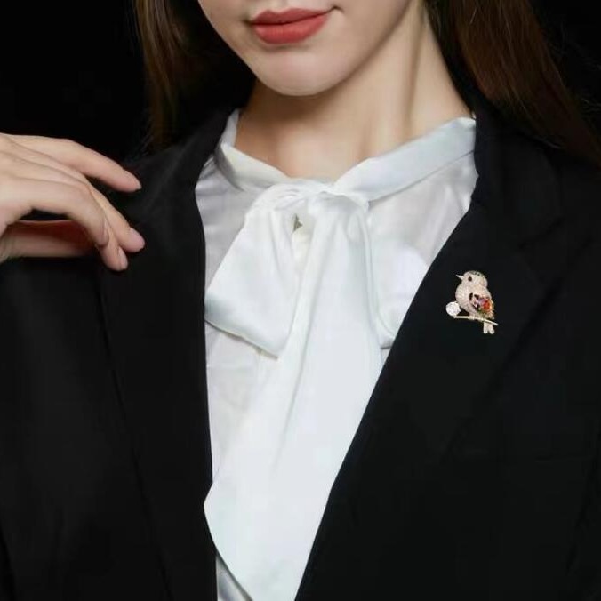 Magpie bird brooch high-end Japanese cute anti glare high-end feeling personalized suit color brooch chest flower accessory