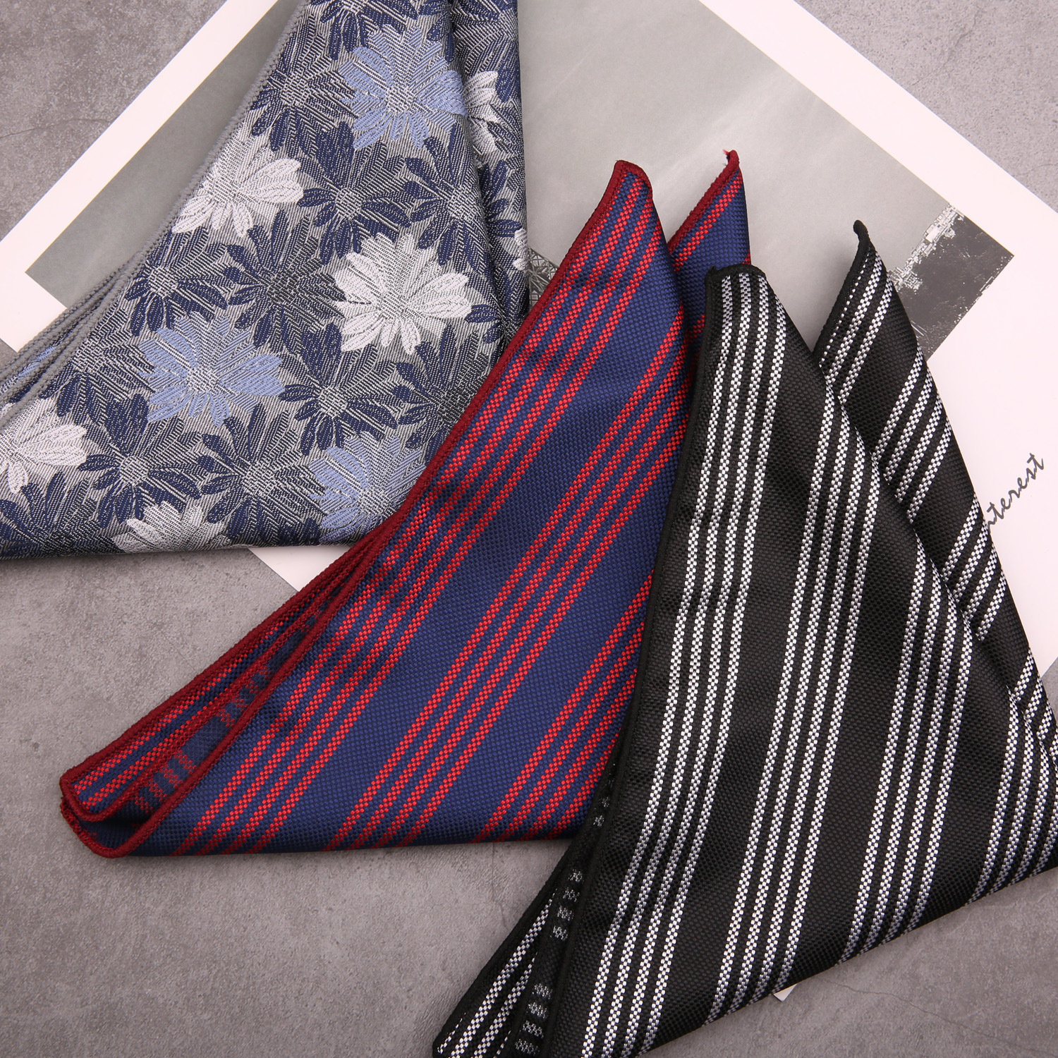 23 ซม.ชายชุดพ็อกเก็ตสแควร์โพลีเอสเตอร์น้ําเงินลายผ้าเช็ดหน้าอย่างเป็นทางการไวน์แดงดอกไม้ Hanky ผ้าพันคองานแต่งงานหน้าอก