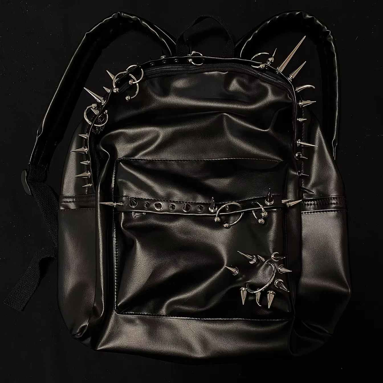 Черный кожаный рюкзак с заклепками в стиле панк, мужская сумка, модные рюкзаки большой вместимости, женская сумка