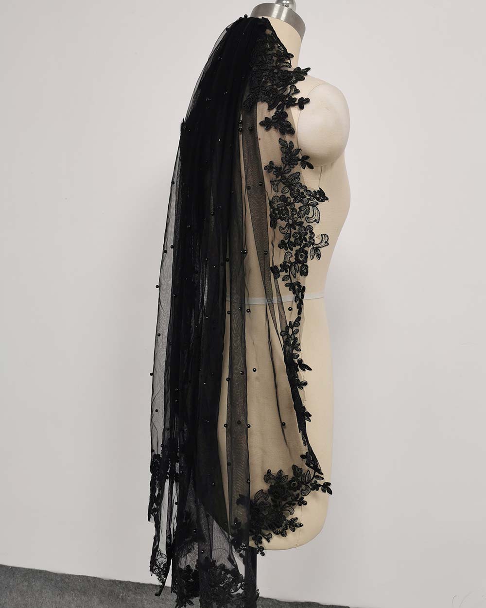 Maßgeschneiderter schwarzer Perlen-Spitzen-Hochzeitsschleier, kurzer Brautschleier mit Kamm, eine Schicht, 1 m Schleier für die Braut, Velos de Novia