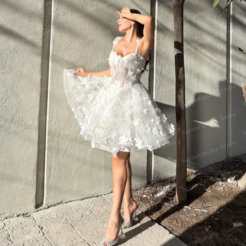 Vestido branco delicado com bordado floral apresenta tecido transparente e design de saia fluida destacando feminilidade e graça no sol