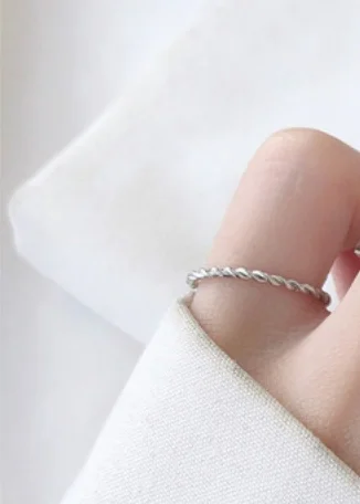 Anillo de moda ajustable de plata para mujer.