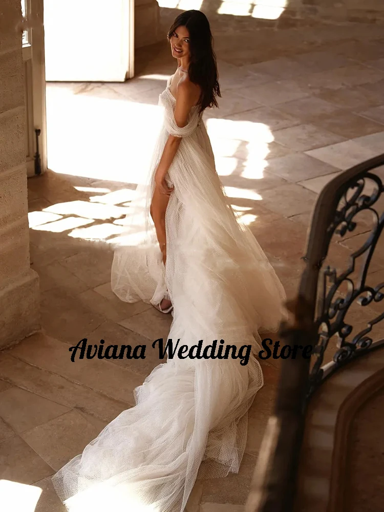 Abito da sposa personalizzato in tulle a pois della Boemia con spalle scoperte e scollo a cuore, abito da sposa a-line con strascico, abito con spacco laterale 2025