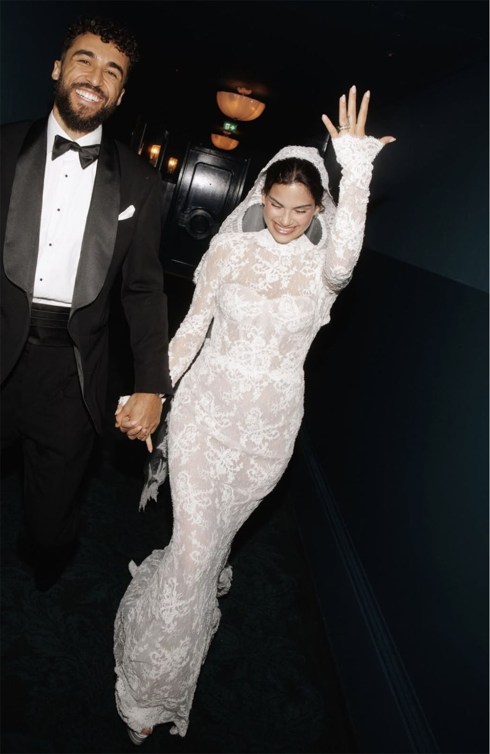 Tokyo Customized White High Necklink Wedding Dresses Long Sleeves Backless Bridal Gowns Elegant Court Train Lace Wedding Gowns