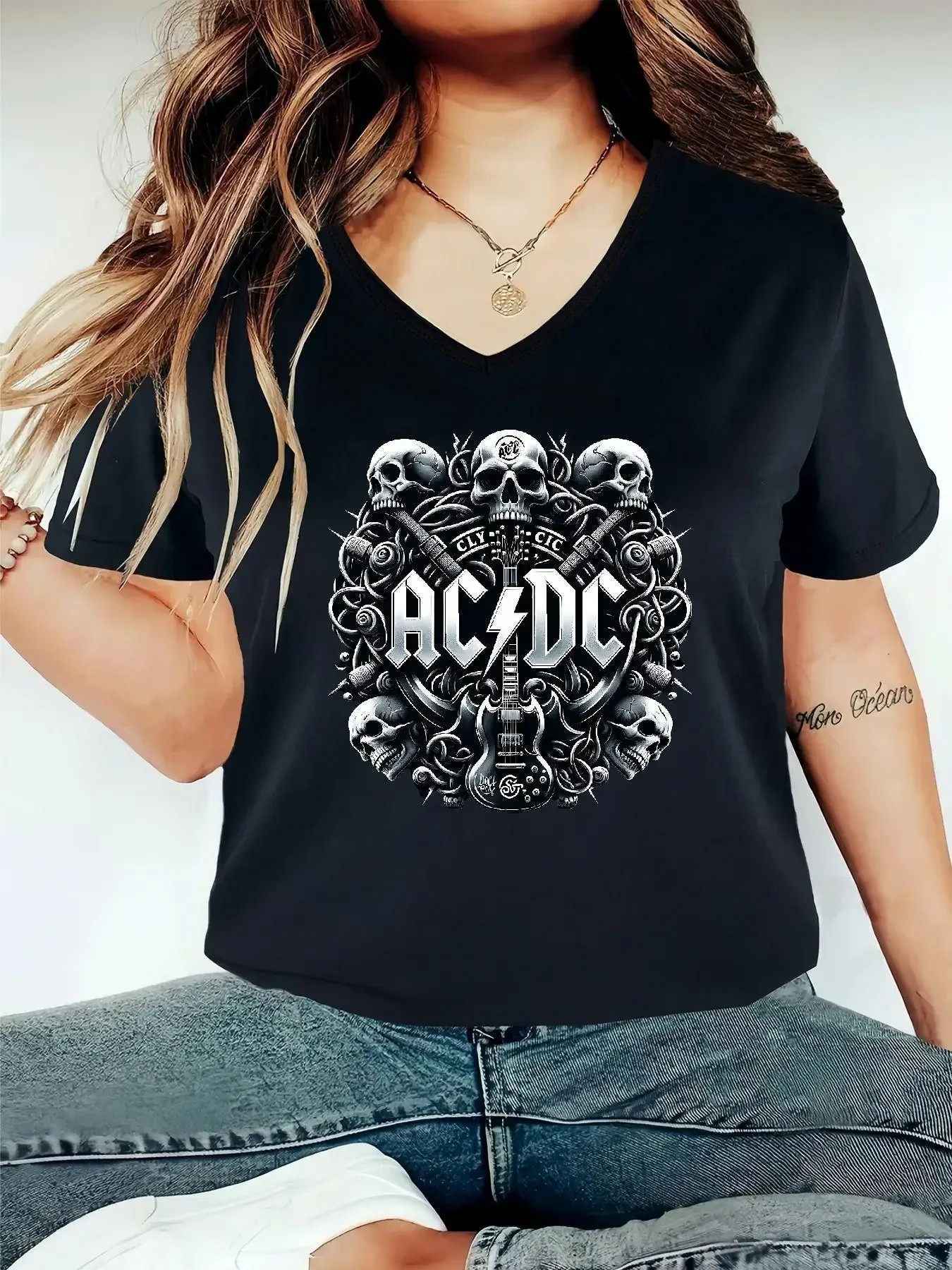 2025, schickes Damen-T-Shirt mit V-Ausschnitt in Übergröße, AC/DC-Schädel- und Kreuzmuster, kurzärmeliges, schnell trocknendes und atmungsaktives T-Shirt