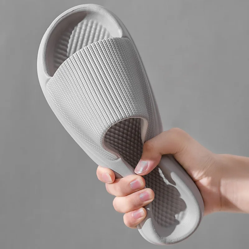 Nuevas zapatillas de hombre de talla grande 47 48, suela suave EVA ligera, zapatos de viaje informales, chanclas antideslizantes para el baño en casa, sandalias de playa de verano
