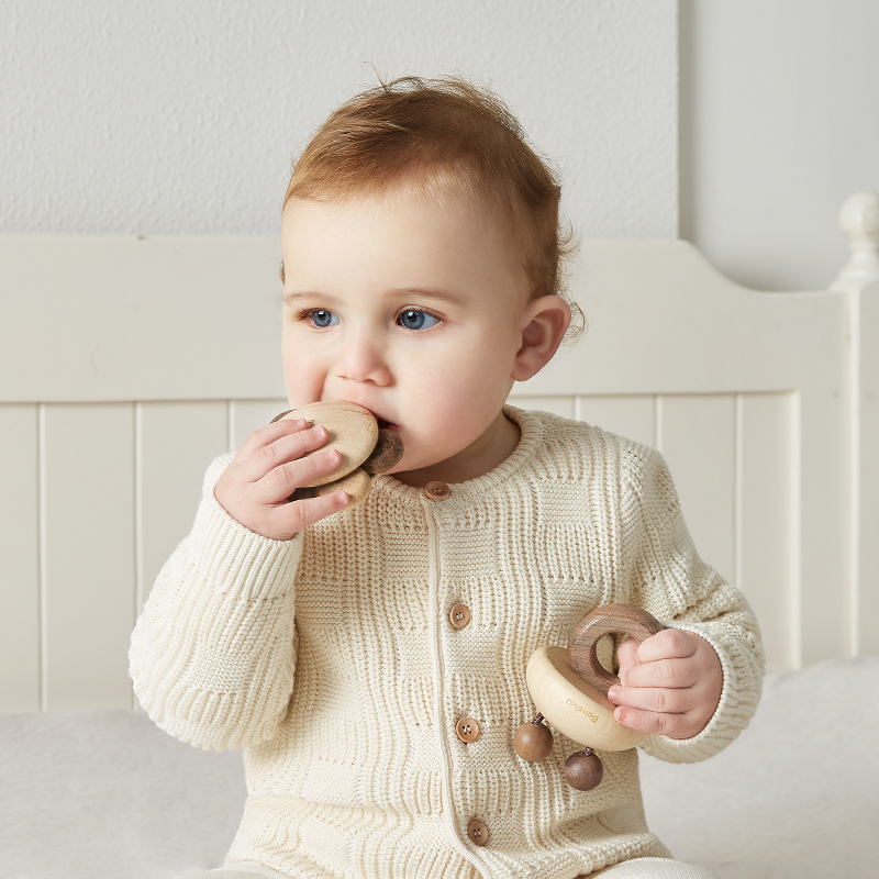 赤ちゃん用の木製のおもちゃ,0〜6か月,1〜2歳の赤ちゃん用の天然の柔らかい動物のおもちゃ