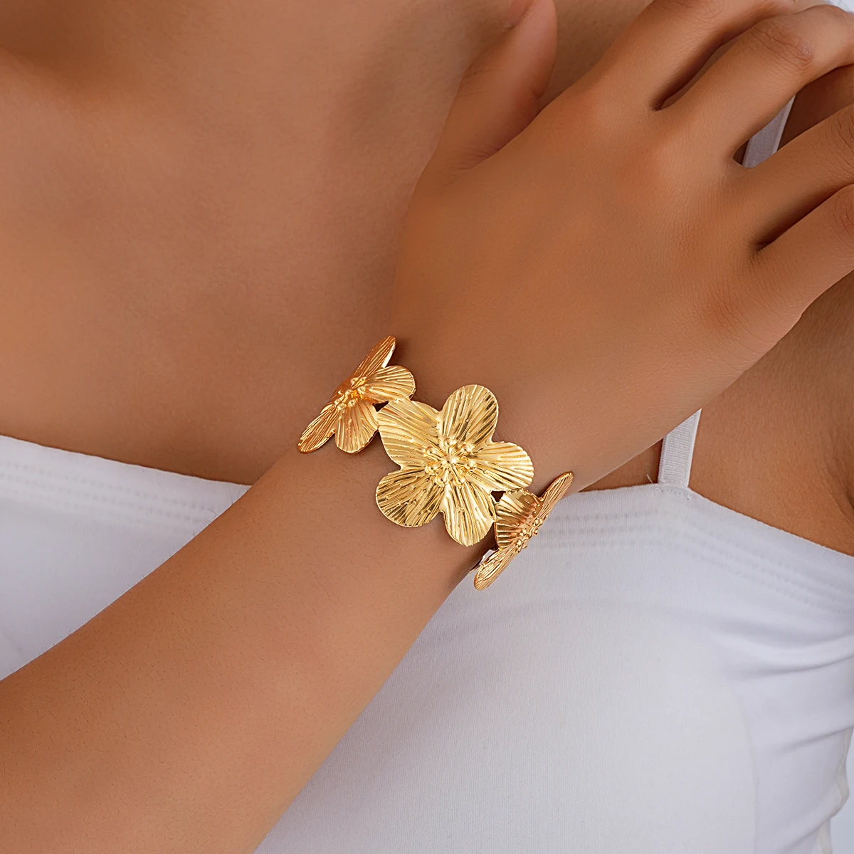 Braccialetti con apertura regolabile con fiori di alta qualità per le donne Braccialetti larghi con polsino largo color oro geometrico Gioielli per feste di nozze di moda