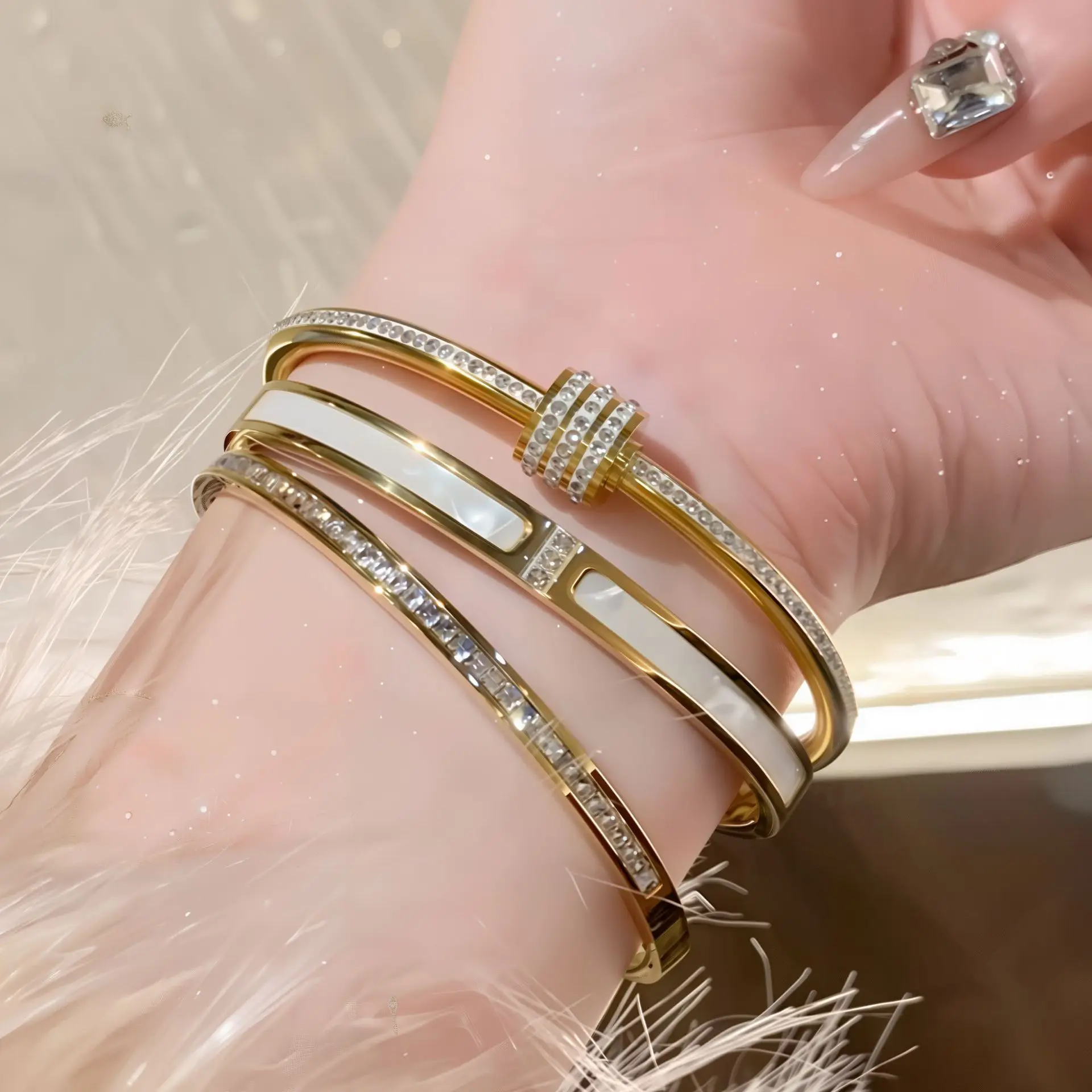 1-teiliges goldenes Armband aus Titanstahl, modischer klassischer Stil, Edelstahlarmband, eingelegt mit Zirkon, für den täglichen Gebrauch von Damen
