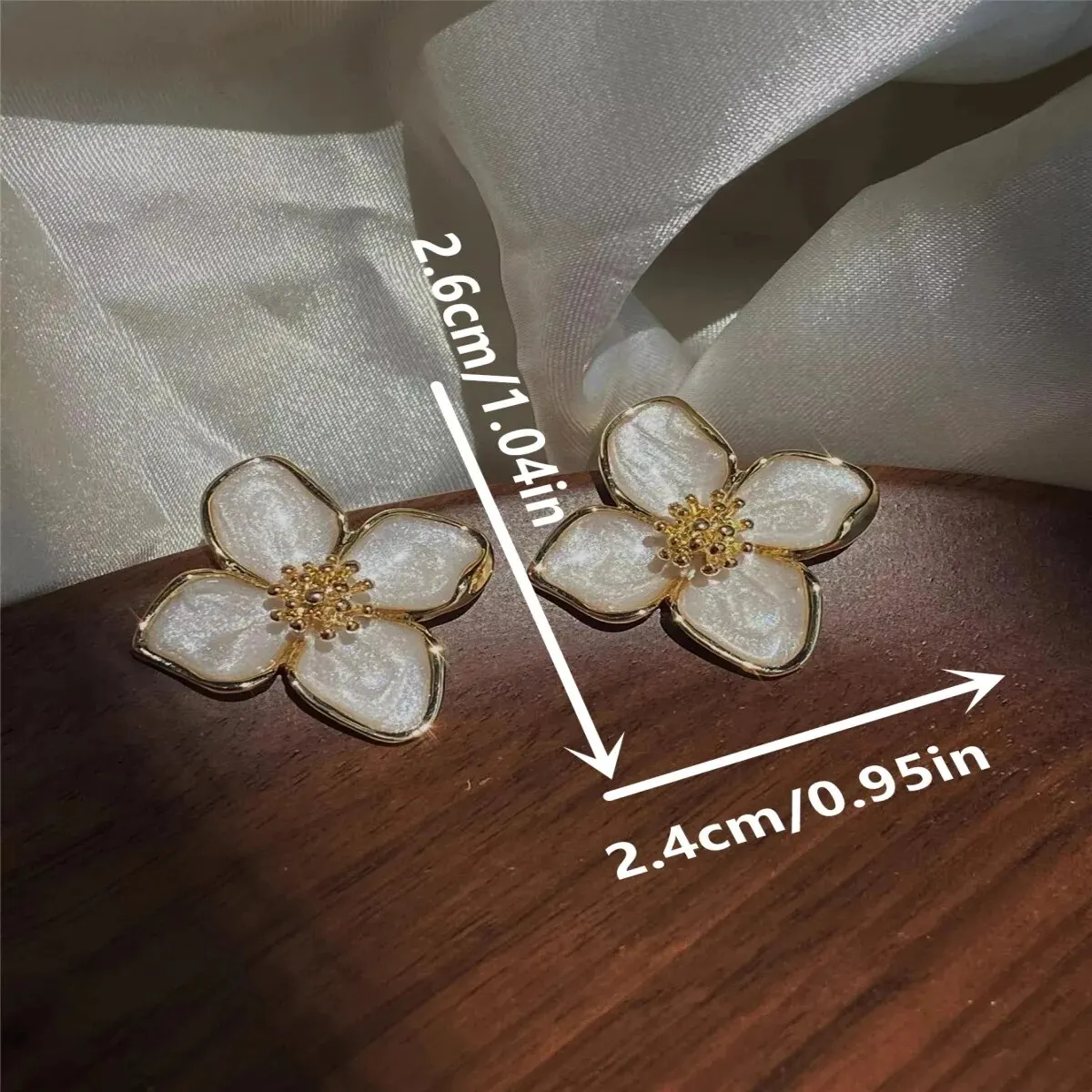 Orecchini a bottone in resina epossidica verde a forma di fiore in metallo color oro per le donne Orecchini carini per ragazza in smalto color latte Ins Gioielli di moda