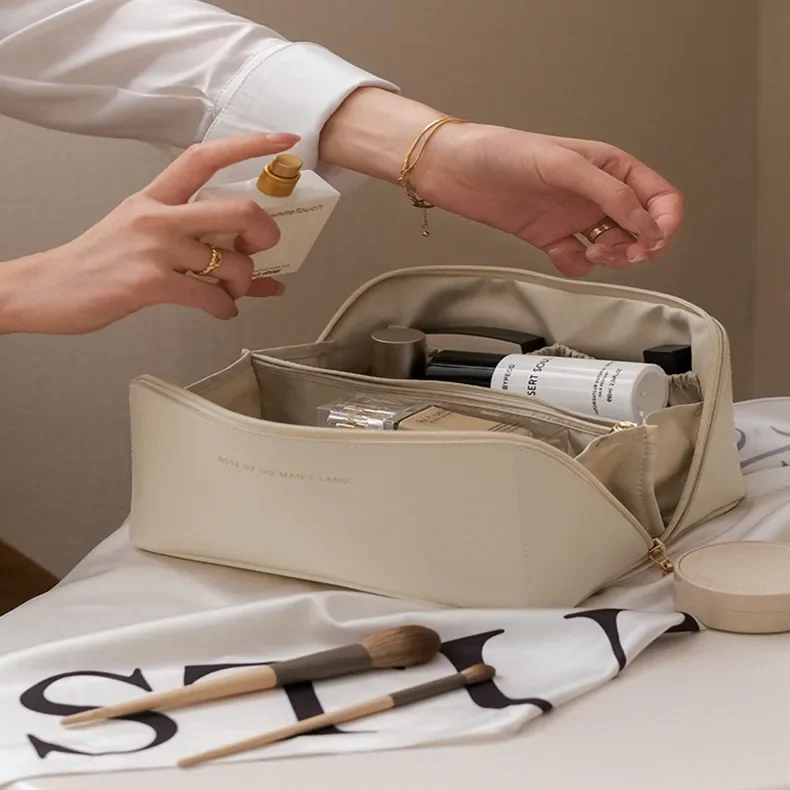 Bolsa de maquillaje de viaje de gran capacidad para mujer, organizador de cosméticos impermeable con gancho para colgar | Estuche de aseo aprobado por TSA para aeropuertos