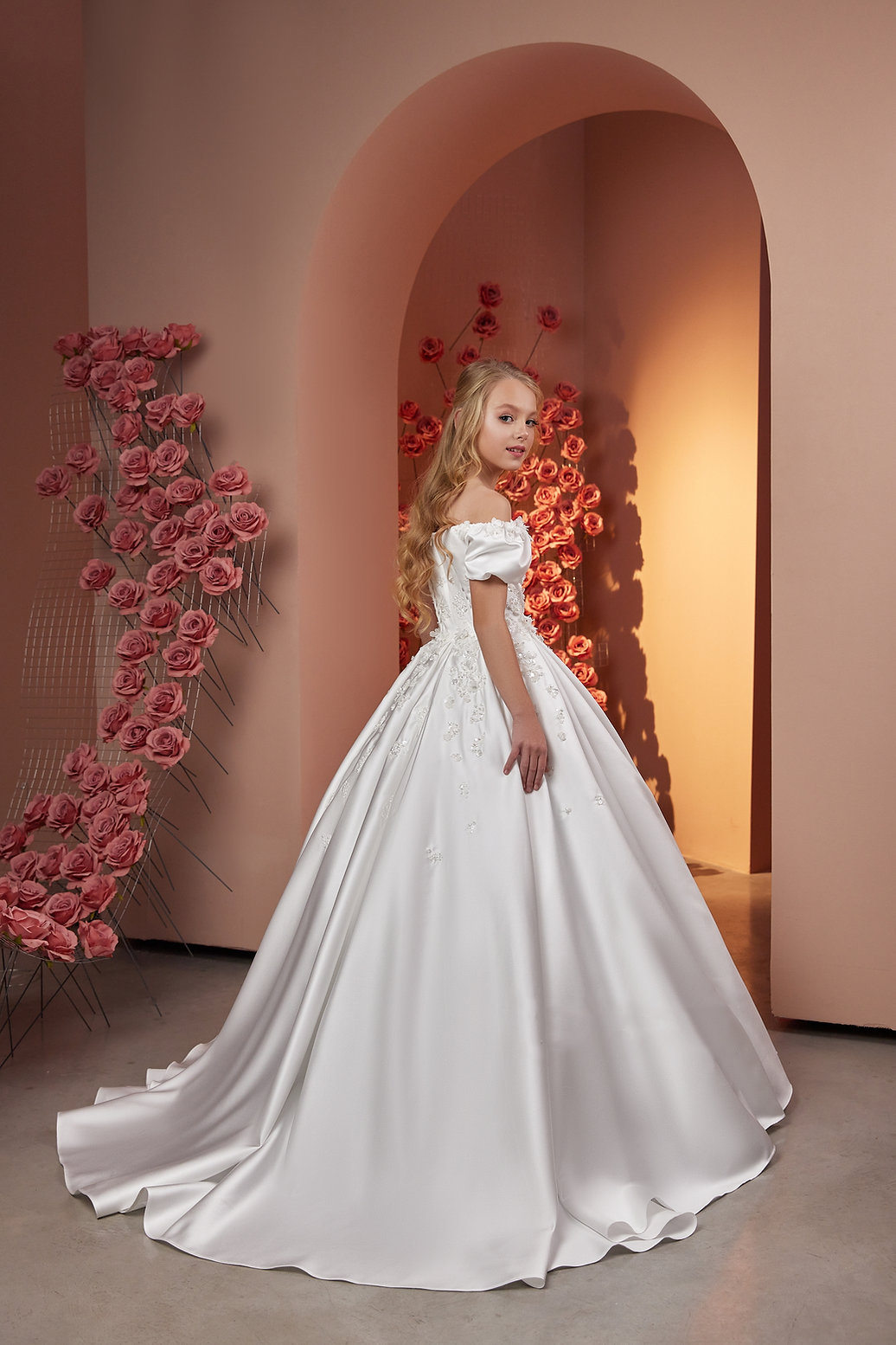 ผ้าซาตินสีขาวดอกไม้สาวชุดสําหรับงานแต่งงานปิดไหล่ Applique ประดับด้วยลูกปัด Elegant วันเกิดประกวด Gowns First Communion Dress