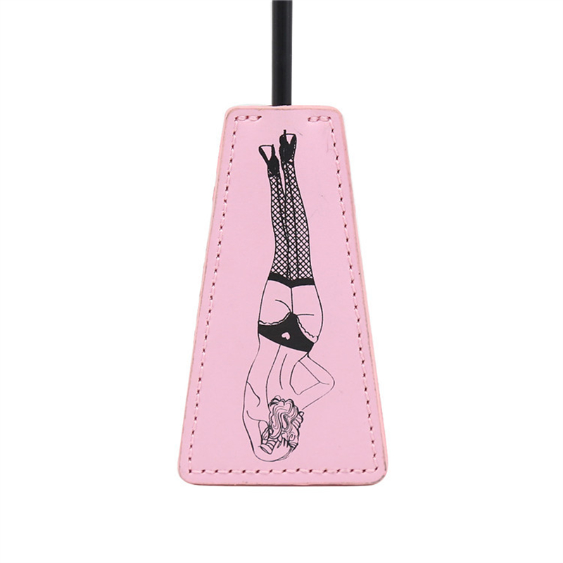 ไม้พายแส้ม้าทำจากหนัง PU ขนาด46ซม. ไม้พายขนนกสีชมพูกระดิ่งสีทองสำหรับตกแต่งเวที