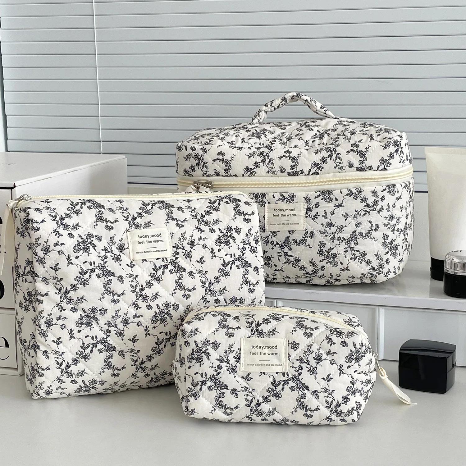 Moda Ins flor negra mujeres bolsas acolchadas bolso organizador de viaje bolsa de almacenamiento de maquillaje cosmético bolsa de mano portátil con cremallera