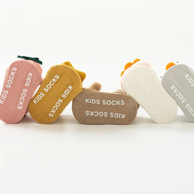 Calzini per bambini Calzini da pavimento antiscivolo per autunno inverno Calzini per bambini per bambole 3D per cartoni animati per neonati 0-3 anni