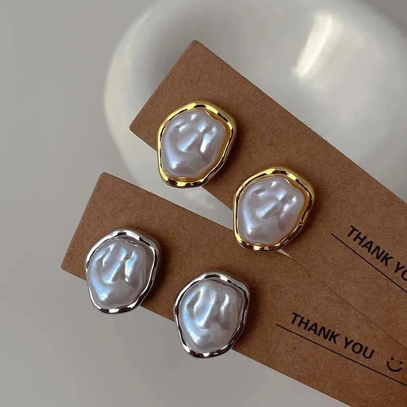 Orecchini di perle di metallo rotondi irregolari geometrici per le donne 2025 Orecchini di personalità in stile minimalista Regalo di gioielli alla moda