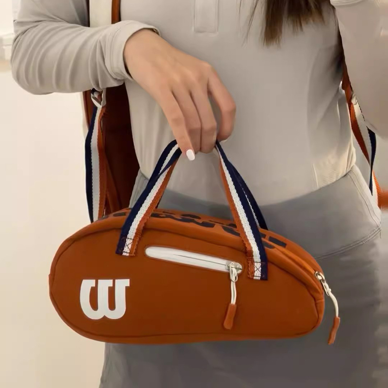 Wilson กระเป๋าถือขนาดเล็กหนัง PU กระเป๋าอุปกรณ์เทนนิสทัวร์ซูเปอร์กระเป๋าเดินทางขนาดเล็กกระเป๋ากีฬาแร็กเก็ต