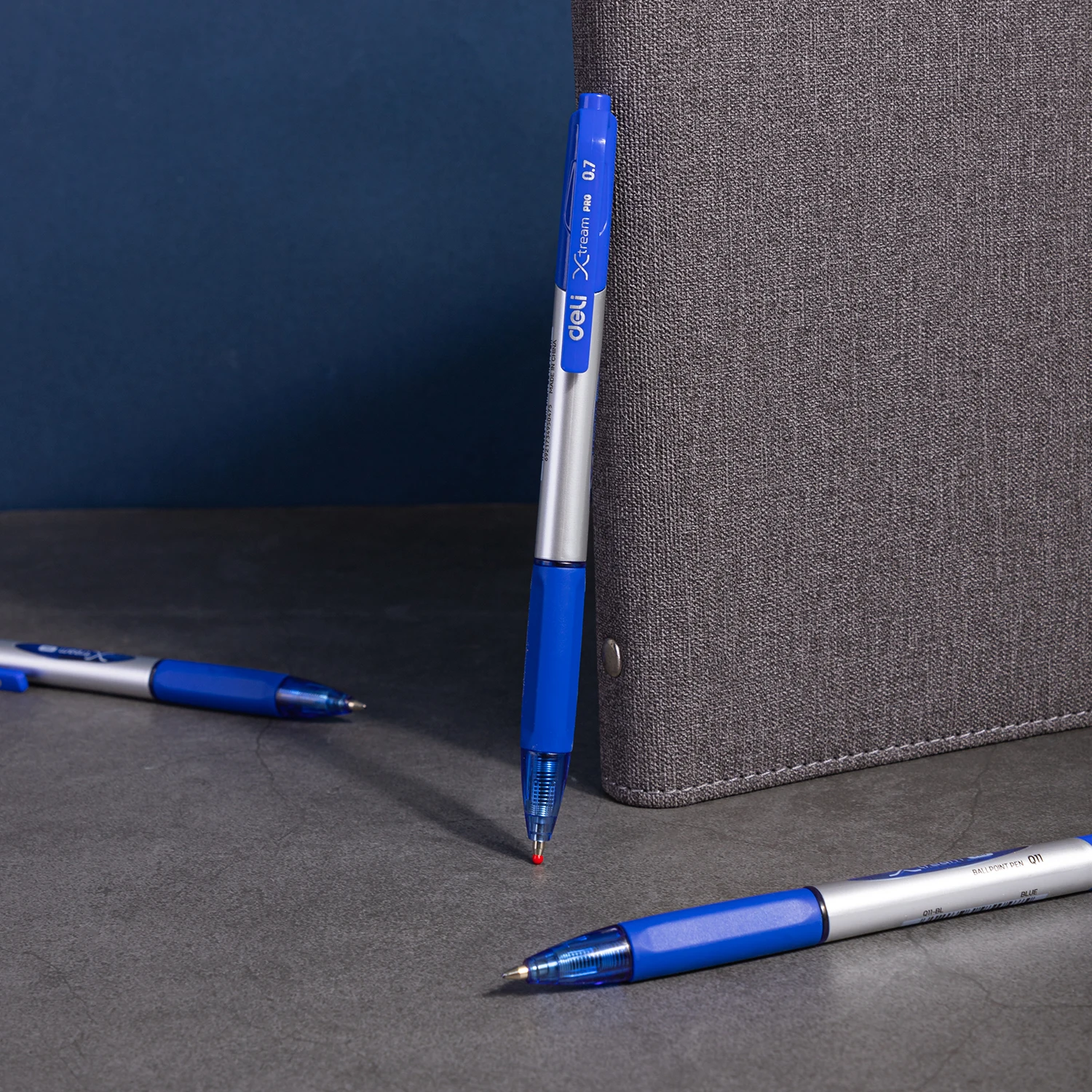 デリ 12 個高品質 0.7 ミリメートルボールペン黒青インクポータブル署名ペン筆記具学校事務用品