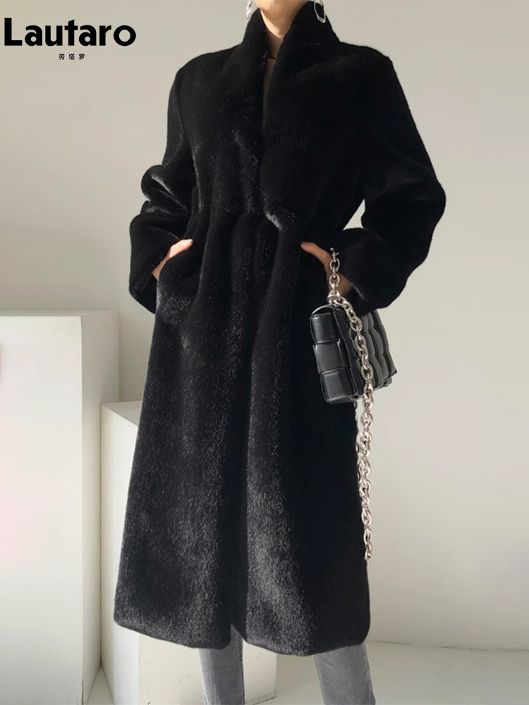 LautaroฤดูหนาวยาวสีดําหรูหราElegant StylishหนาWarm Fluffy Hairy Soft Faux Mink Fur Coatผู้หญิงขาตั้งคอSashes 2023