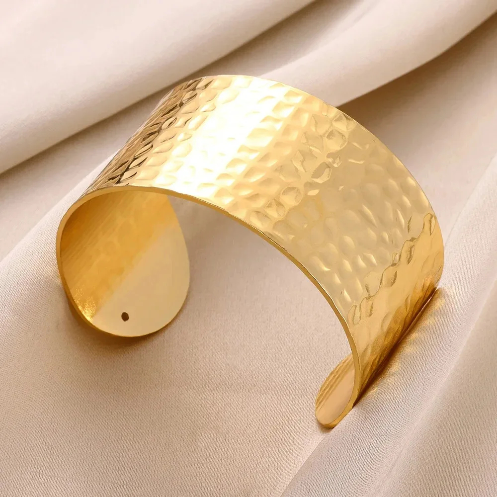 Bracciale rigido classico con texture antirughe color oro per donna Bracciale con polsino squisito Ornamento a mano in acciaio inossidabile Gioielli punk