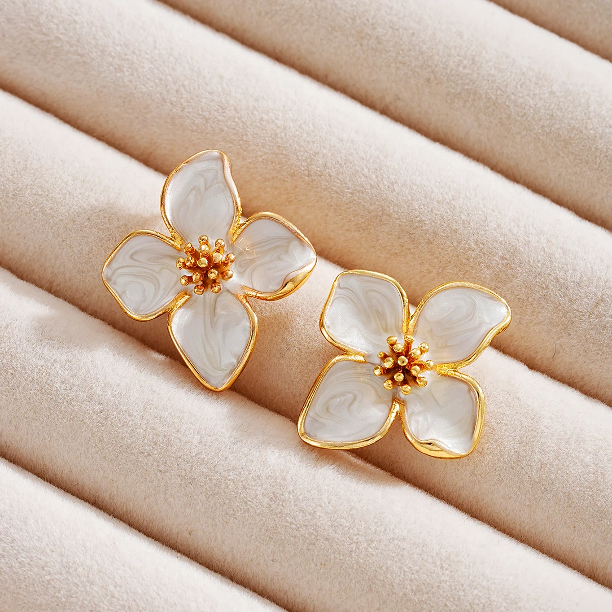 Eleganti orecchini a forma di fiore in smalto di colore bianco per le donne Temperamento semplice Orecchini penetranti carini Accessori per gioielli da festa di moda