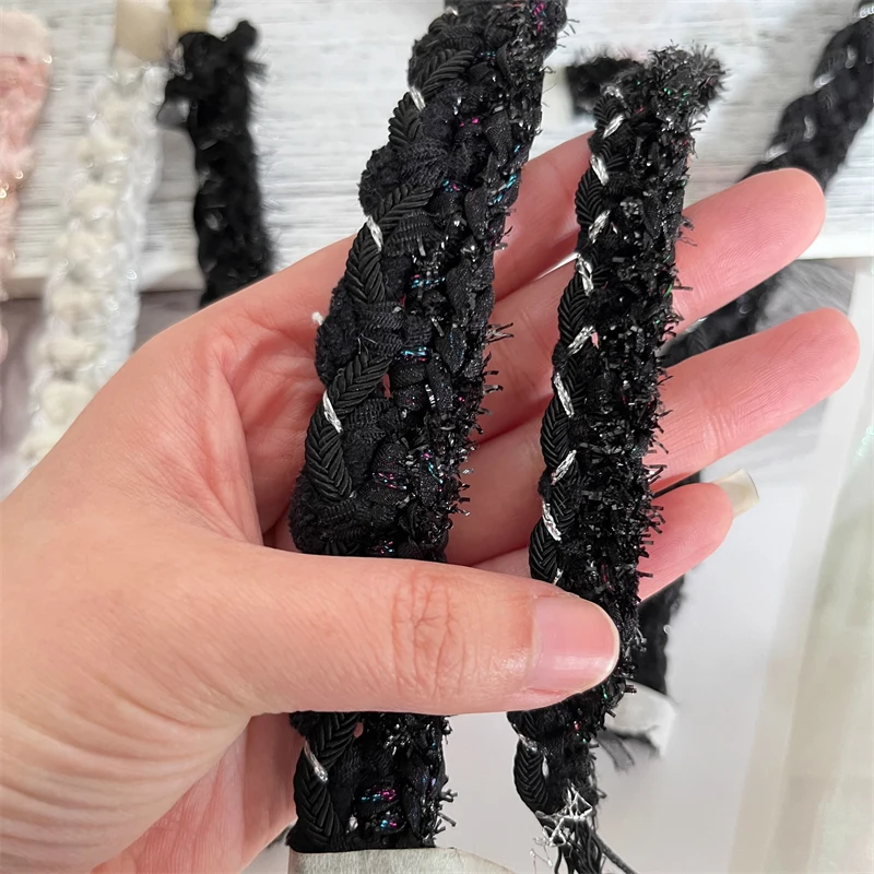 สายรัดด้ายสีเงินถักสีดำและริ้บบิ้นสีขาวอุปกรณ์ทำเสื้อผ้าแบบ DIY ตะขอดอกไม้แบบเกี่ยวด้วยมือสายรัดแถบขอบกด