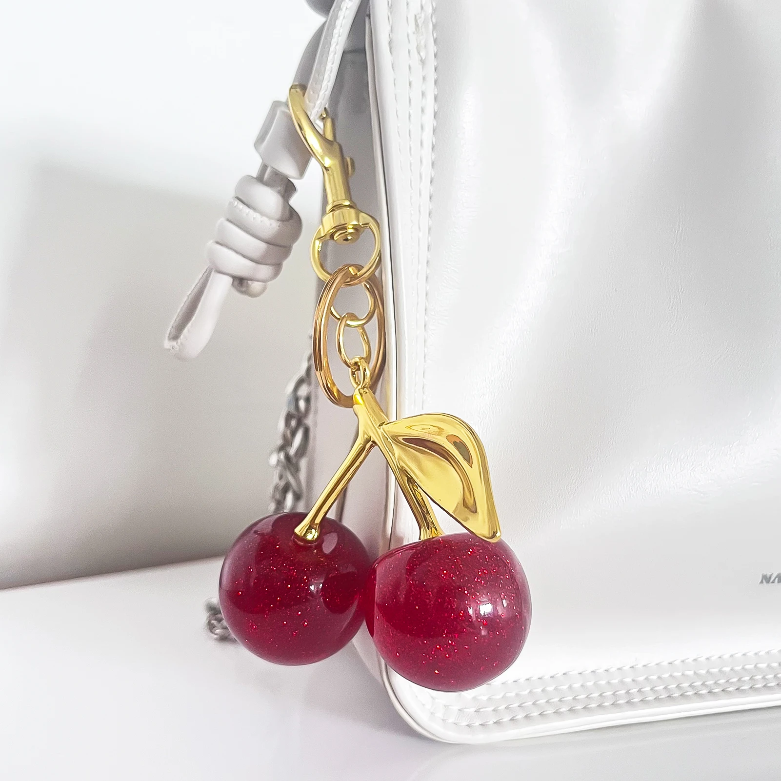 แฟชั่นอร่อยสีแดงเชอร์รี่พวงกุญแจฤดูร้อนผลไม้เชอร์รี่จี้ Keyring สําหรับผู้หญิงผู้ชายเครื่องประดับกระเป๋าอุปกรณ์เสริมของขวัญ
