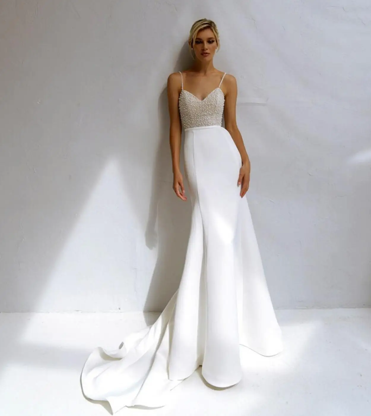Cinghie spaghetti lucide Perline Scollo a V in raso Guaina / Abiti da sposa a sirena Sweep Train 2026 Rode De Morrie