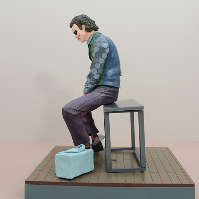 ジョーカーヒース元帳スーツチームコレクション、大きな装飾、デスクトップシーンモデル、座っている姿勢のおもちゃ、ブティックギフト、26.5cm