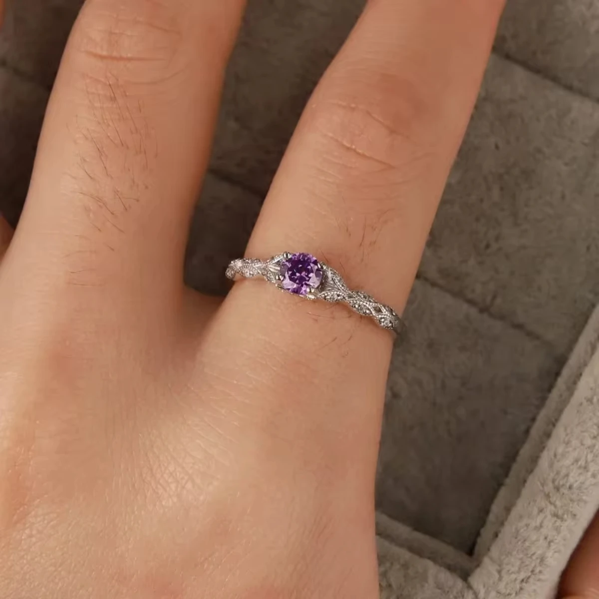 Anello da donna in argento leggero stile lusso con ametista zircone Anello con temperamento con gemma di moda semplice europea e americana