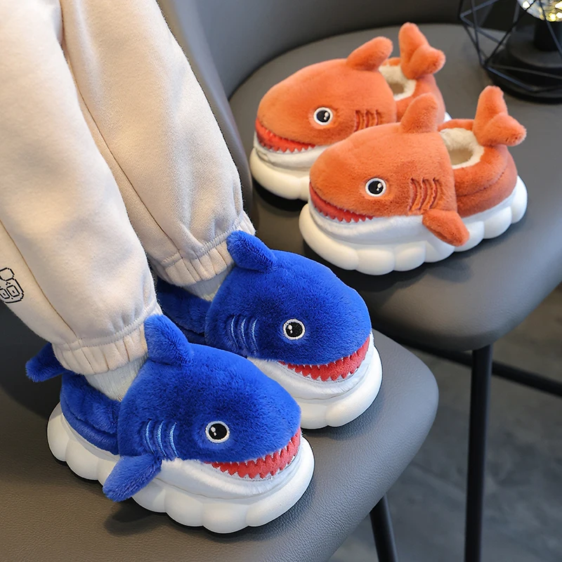 ฤดูหนาวใหม่รองเท้าส้นสูงน่ารักการ์ตูน Shark รองเท้าแตะผ้าฝ้ายเด็กลื่นนุ่มสําหรับเด็กหญิงเด็กชายเด็ก Warm Plush รองเท้า