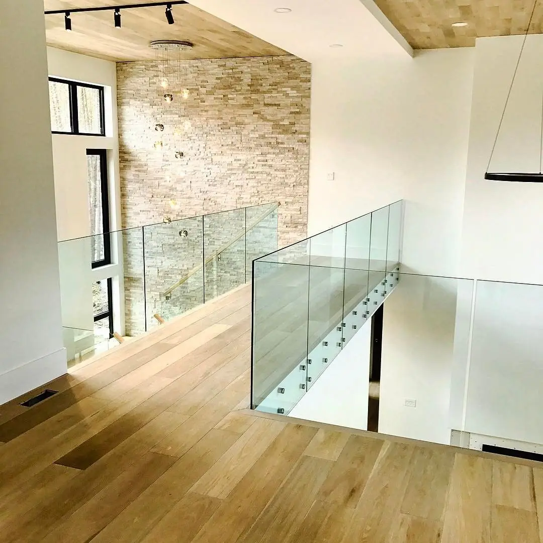 Balaustra moderna del corrimano dell'acciaio inossidabile con le ringhiere di legno per le scale