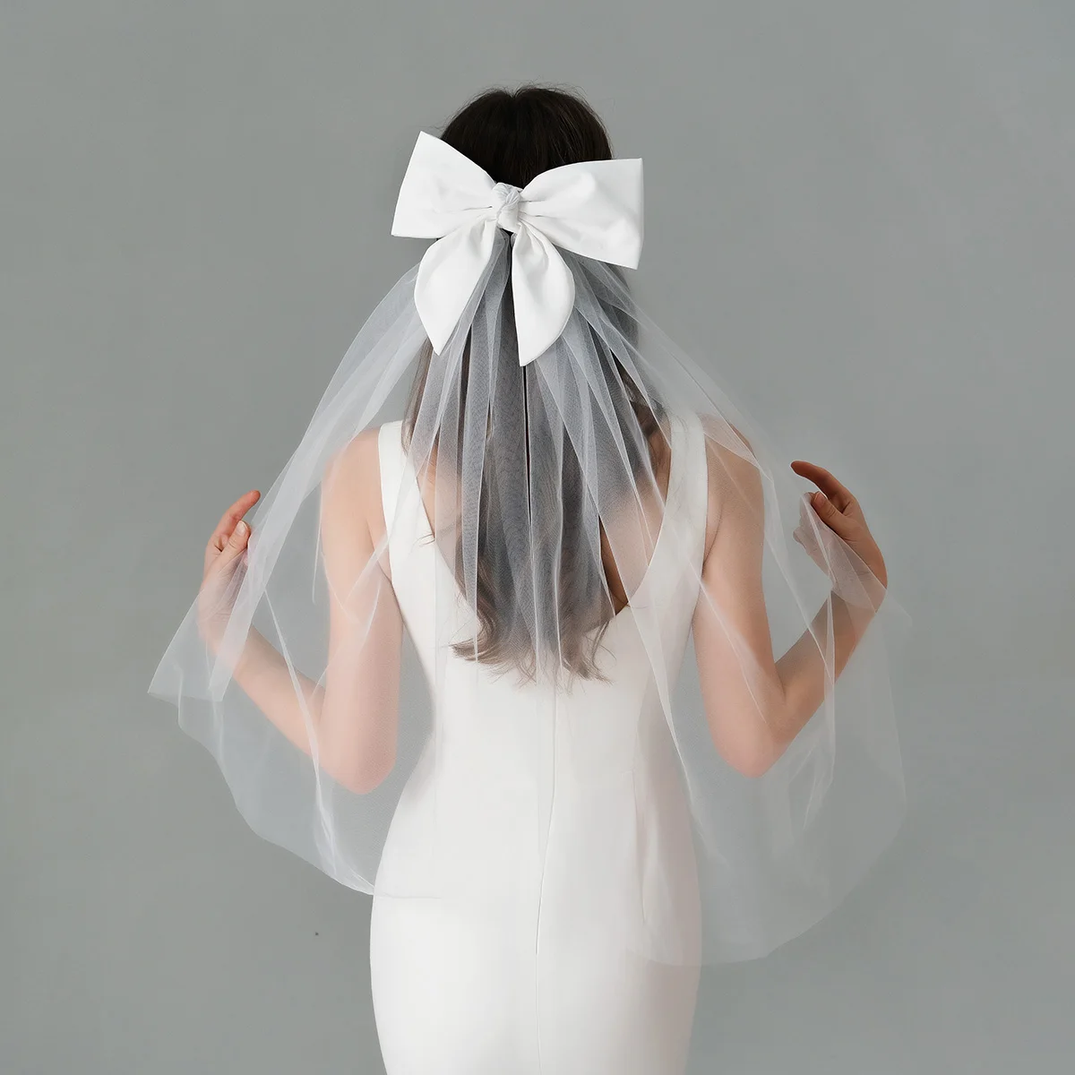 Velo da sposa corto da donna in tulle a rete a doppio strato tinta unita con bordo in nastro a clip, copricapo da sposa a cascata centrale
