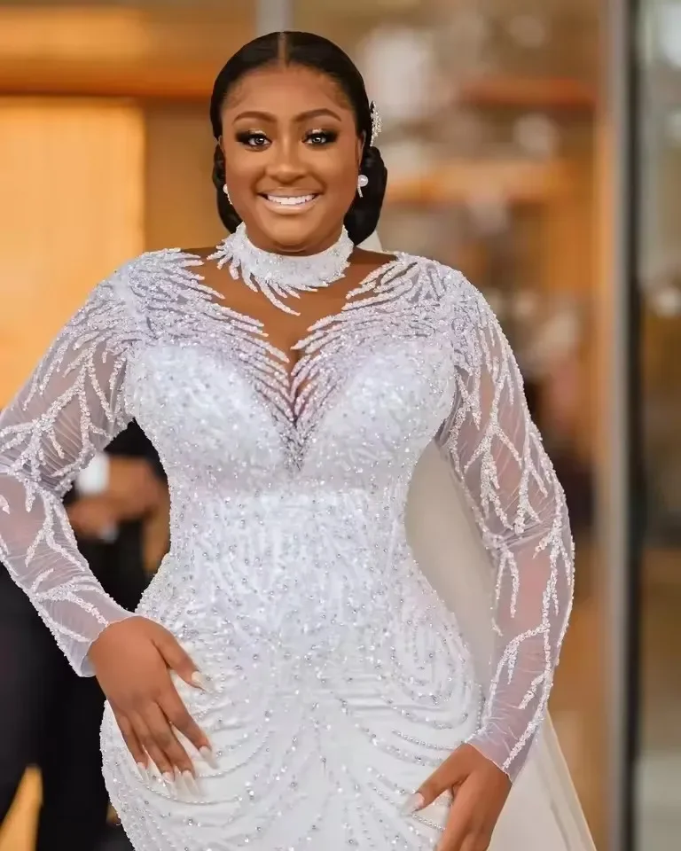 Abiti da sposa a sirena con perline di lusso personalizzati Collo alto Maniche lunghe Sweep Train Abiti da sposa taglie forti