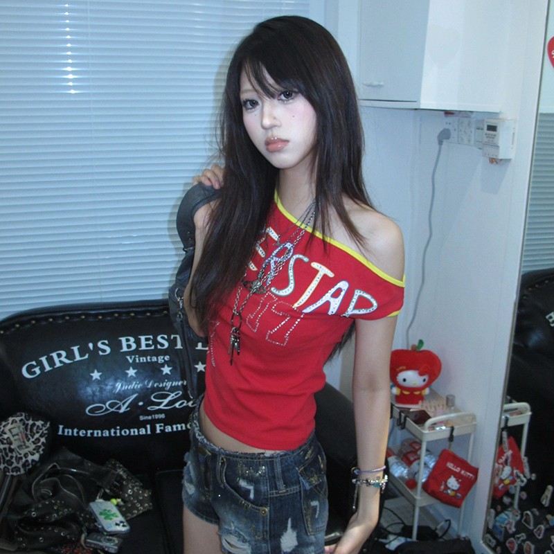 Karrram 日本 Y2k オフショルダー Tシャツ Trashy 2000s レタープリントクロップトップヴィンテージ原宿ラインストーン Tシャツアメリカンレトロ
