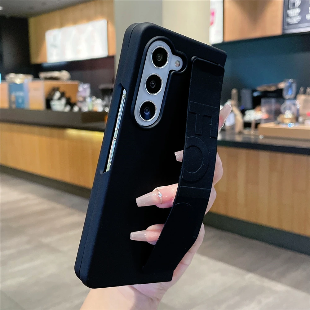 Funda de teléfono con soporte para correa de muñeca de silicona suave de lujo para Samsung Galaxy Z Fold 6 5 4 3 ZFold 3 fundas ultrafina mate dura
