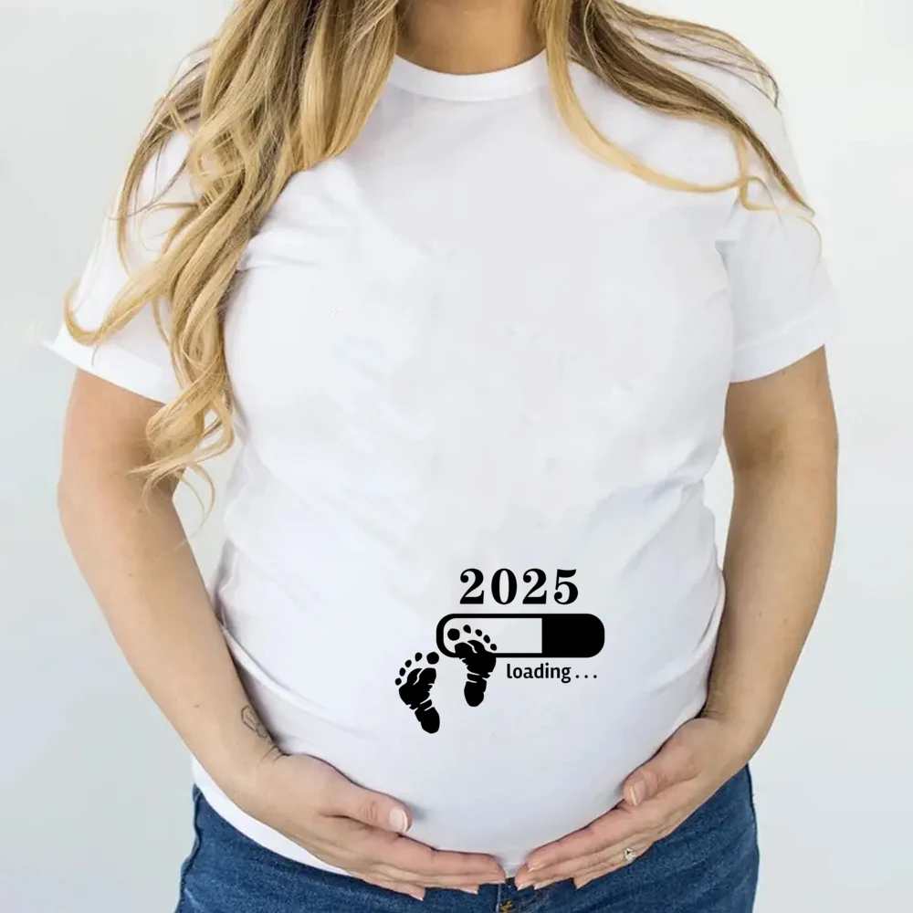 2025 กําลังโหลดพิมพ์สตรีตั้งครรภ์เสื้อยืดแขนสั้นตลกเสื้อยืดฤดูร้อนเสื้อคลอดบุตรประกาศการตั้งครรภ์เด็กใหม่ TEE