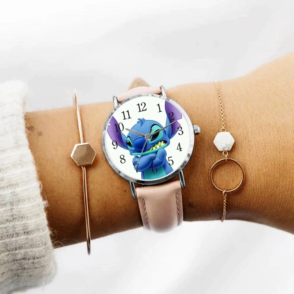 Disney Stitch การ์ตูนนาฬิกาเด็กภาพยนตร์อะนิเมะตุ๊กตาขยับแขนขาได้ PU เข็มขัด Pointer นาฬิกาข้อมือควอตซ์ดิจิตอลสำหรับวันเกิดสำหรับเด็กของขวัญ