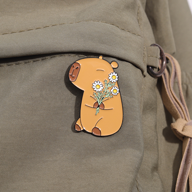 Creative and fun animal Kapibala shaped metal brooch cartoon cute capybara backpack accessory alloy badge