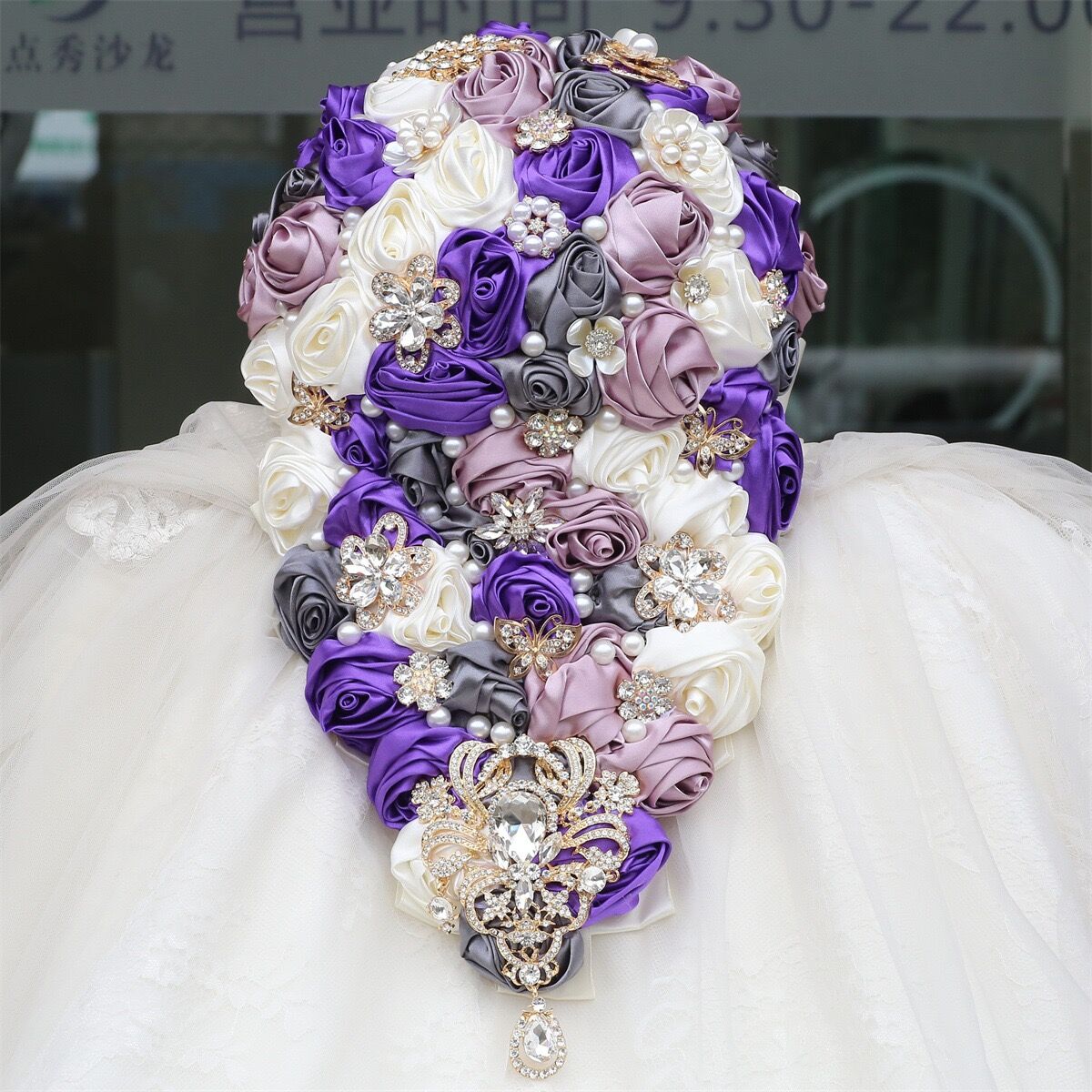 Bouquet da sposa in cristallo di alta qualità con cascata, accessori per damigelle d'onore, rosa in raso fatta a mano, eleganti fiori da sposa