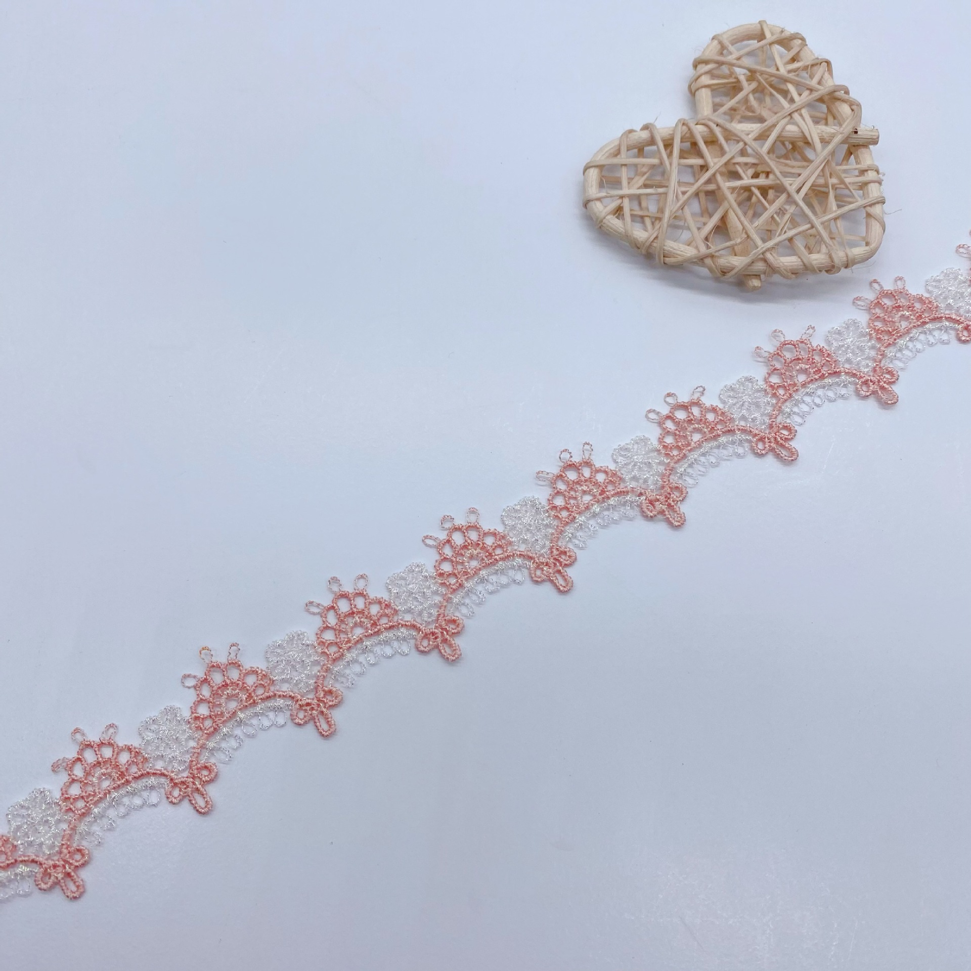 3หลาของการเย็บปักถักร้อยสองสีสีชมพูดอกไม้สีขาวรักผ้าลูกไม้สำหรับกระดูกไหปลาร้าโซ่เครื่องประดับเสื้อผ้าเด็ก