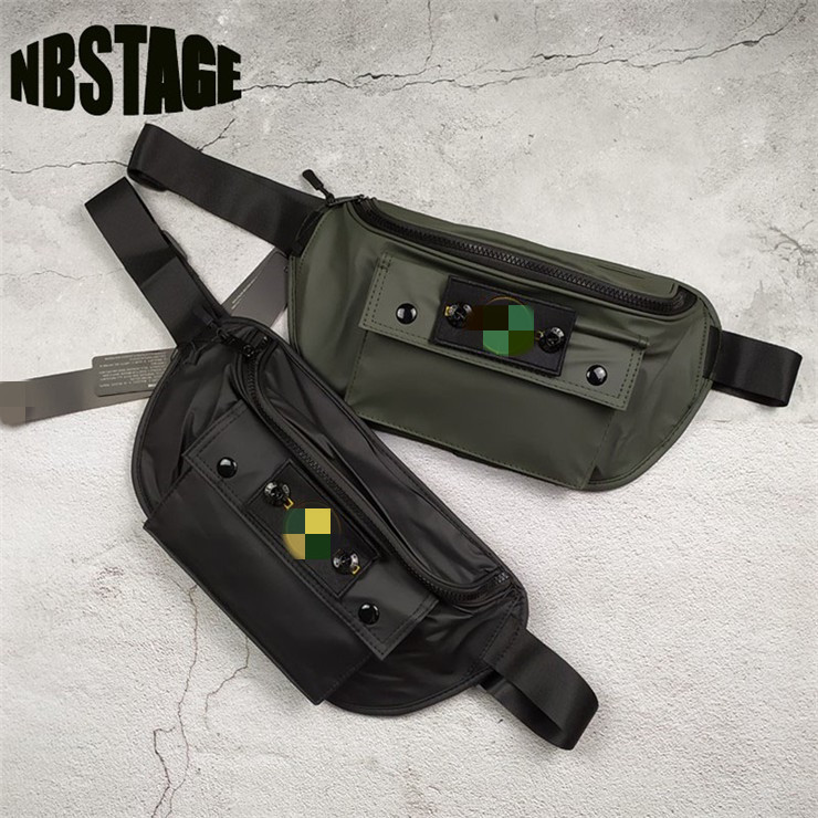 トレンディな 2023 コンパスバッジ小さなクロスボディバッグユニセックスチェストウエストバッグ固定ホイールバッグシングルショルダーフリップカバーバッグカジュアルスタイル